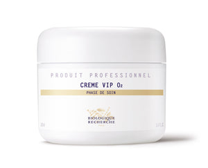 The white jar of Biologique Recherche Crème VIP O2, featuring "Produit Professionnel" and gold accents, contains 3.4 fl oz of a luxurious oxygenating cream that brightens the complexion and acts as an antipollution barrier.